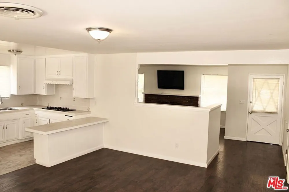 20158 Gresham Street Winnetka, CA 91306