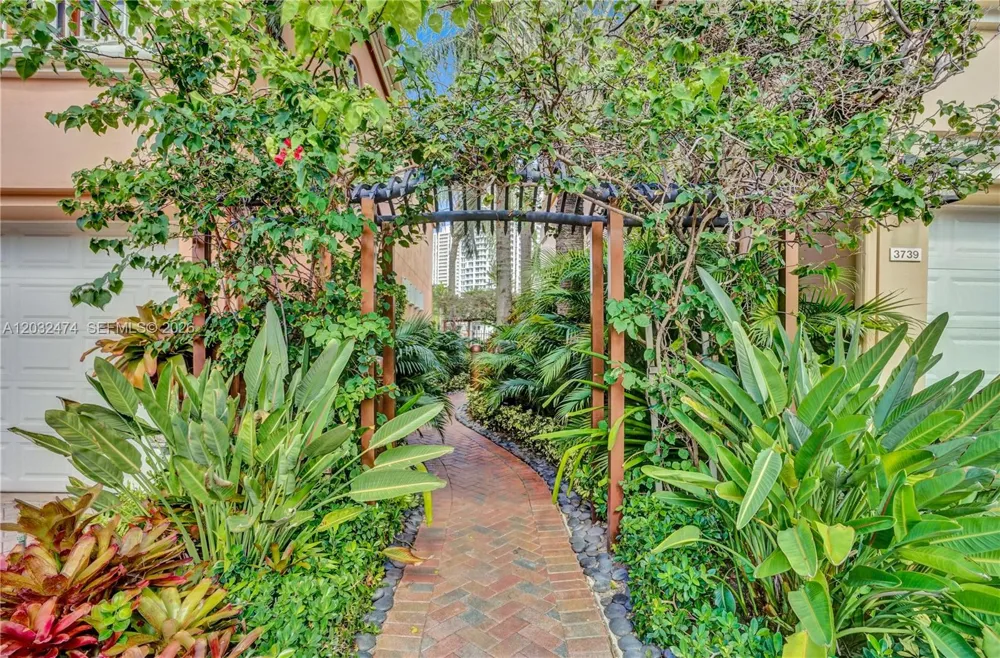 3718 NE 208th St #3718 Aventura, FL 33180