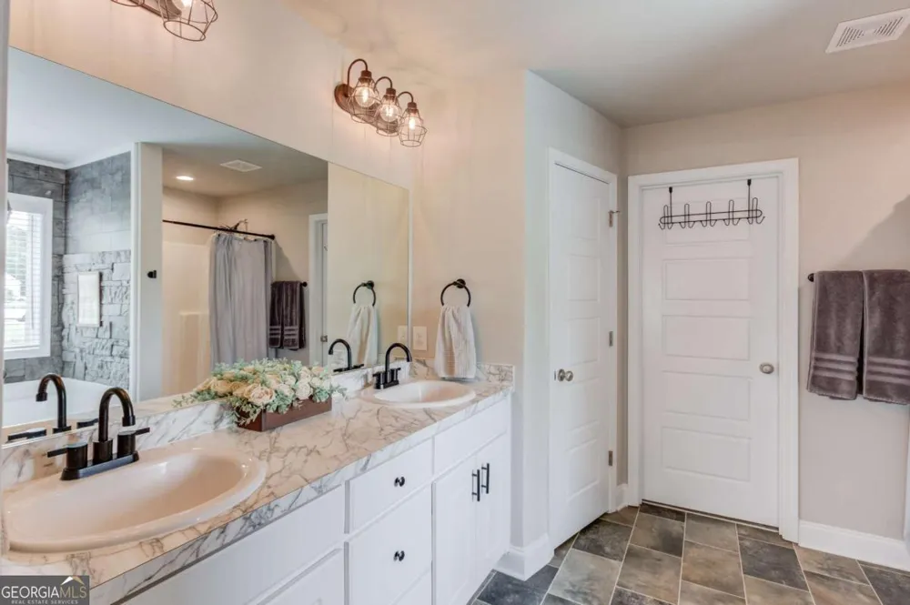 242 Lokeys CIR Bethlehem, GA 30620