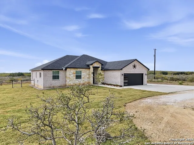 59 Legend Hills Rd Uvalde, TX 78801