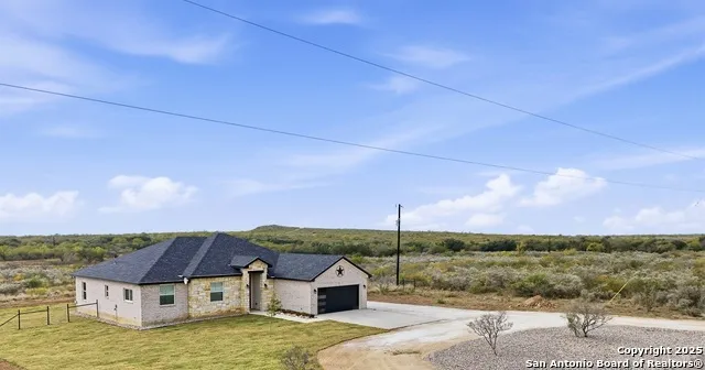 59 Legend Hills Rd Uvalde, TX 78801