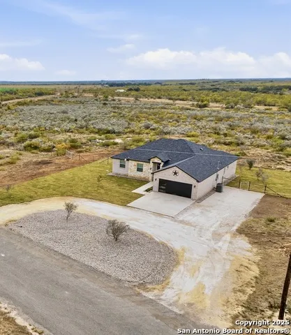 59 Legend Hills Rd Uvalde, TX 78801