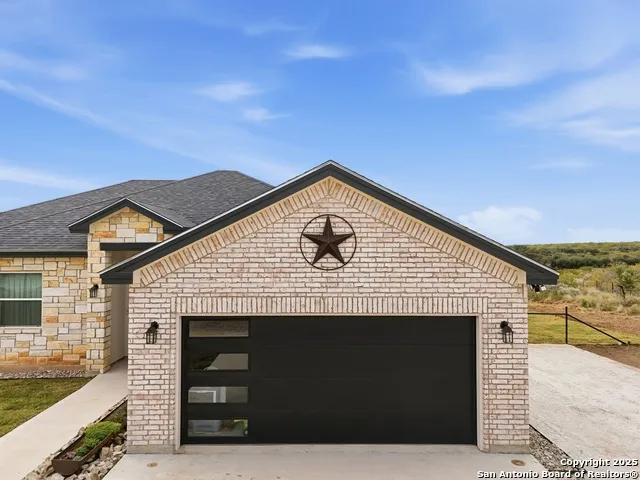 59 Legend Hills Rd Uvalde, TX 78801