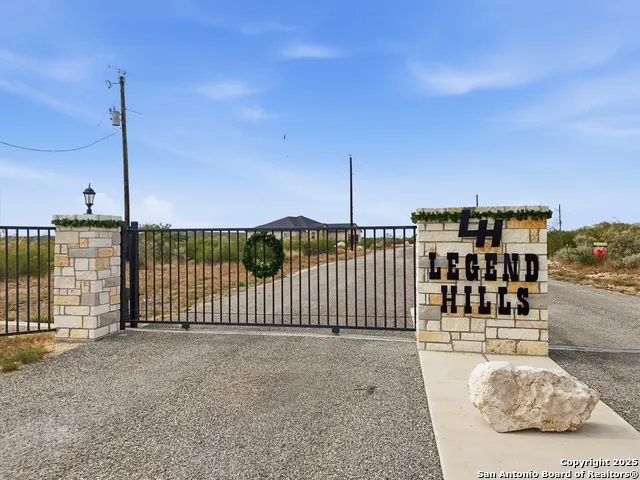 59 Legend Hills Rd Uvalde, TX 78801
