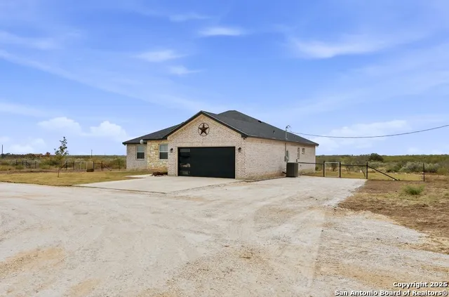 59 Legend Hills Rd Uvalde, TX 78801