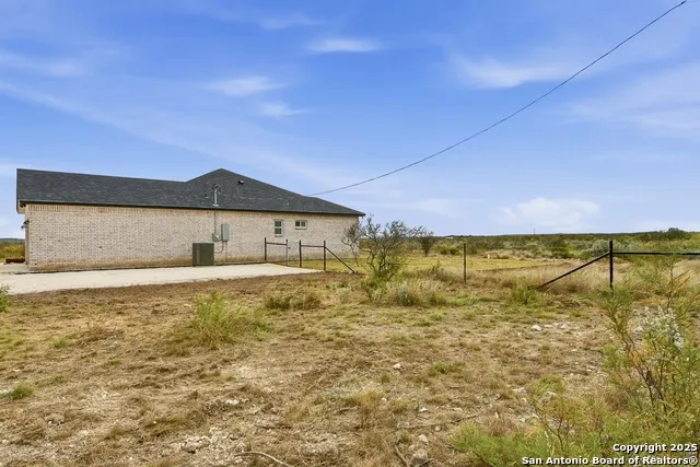 59 Legend Hills Rd Uvalde, TX 78801