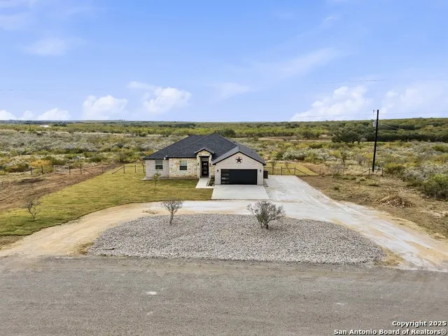59 Legend Hills Rd Uvalde, TX 78801
