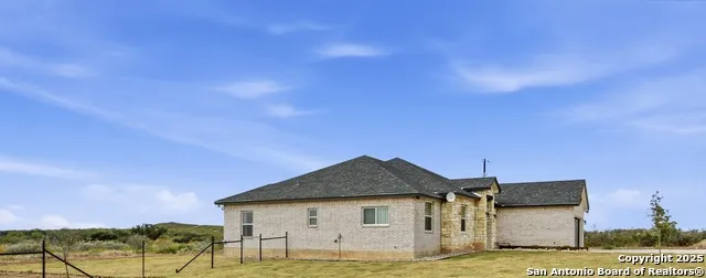 59 Legend Hills Rd Uvalde, TX 78801