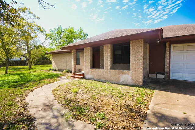 2544 Mari Gail St Beeville, TX 78102