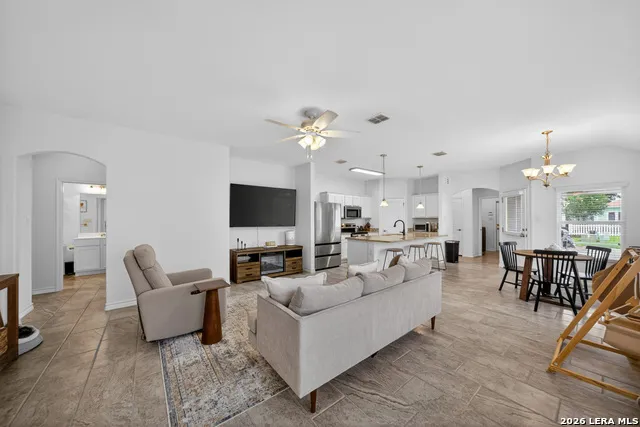 185 LARK HILL RD Floresville, TX 78114
