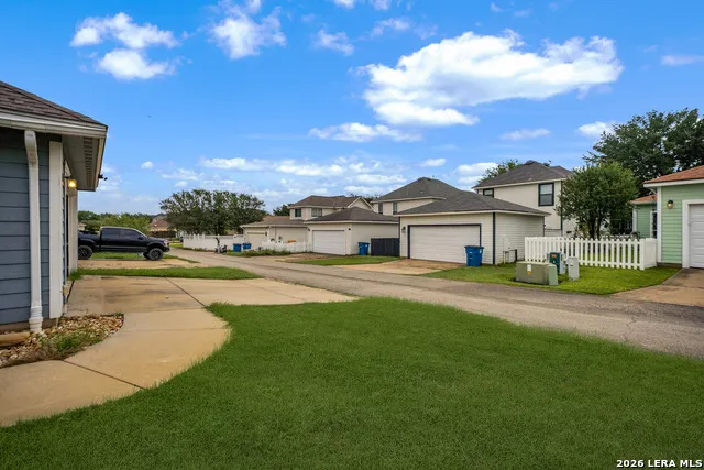 185 LARK HILL RD Floresville, TX 78114