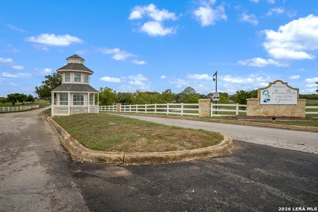 185 LARK HILL RD Floresville, TX 78114