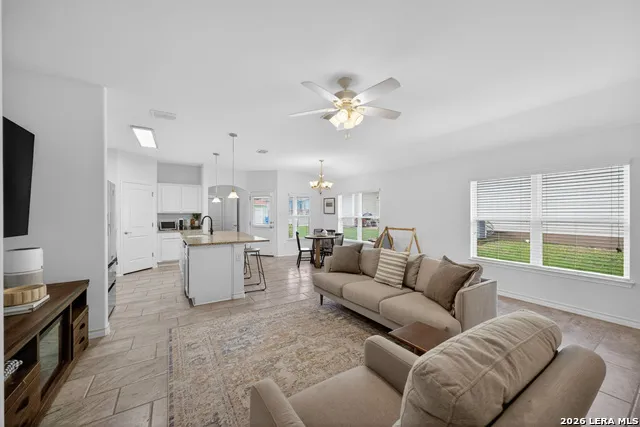 185 LARK HILL RD Floresville, TX 78114