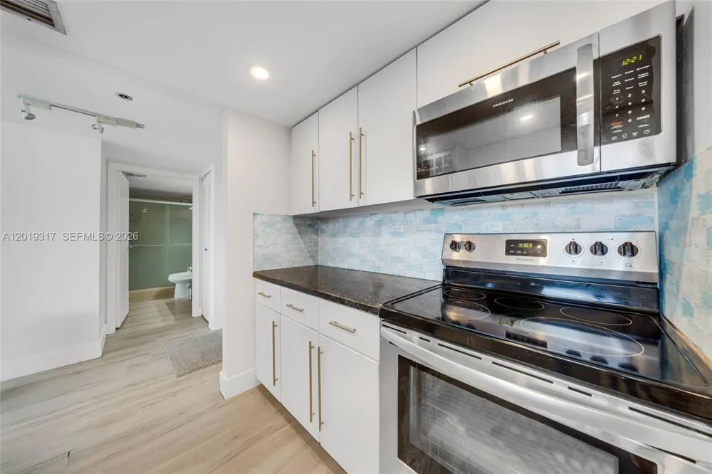 7601 E Treasure Dr #923 North Bay Village, FL 33141