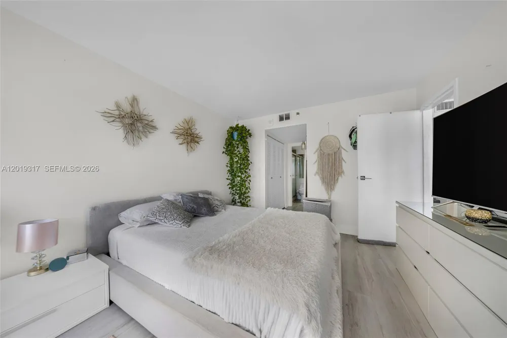 7601 E Treasure Dr #923 North Bay Village, FL 33141