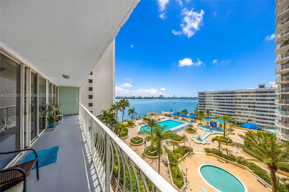 7601 E Treasure Dr #923 North Bay Village, FL 33141