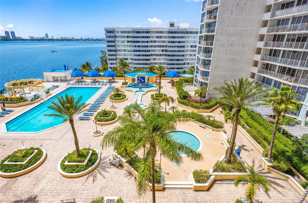 7601 E Treasure Dr #923 North Bay Village, FL 33141