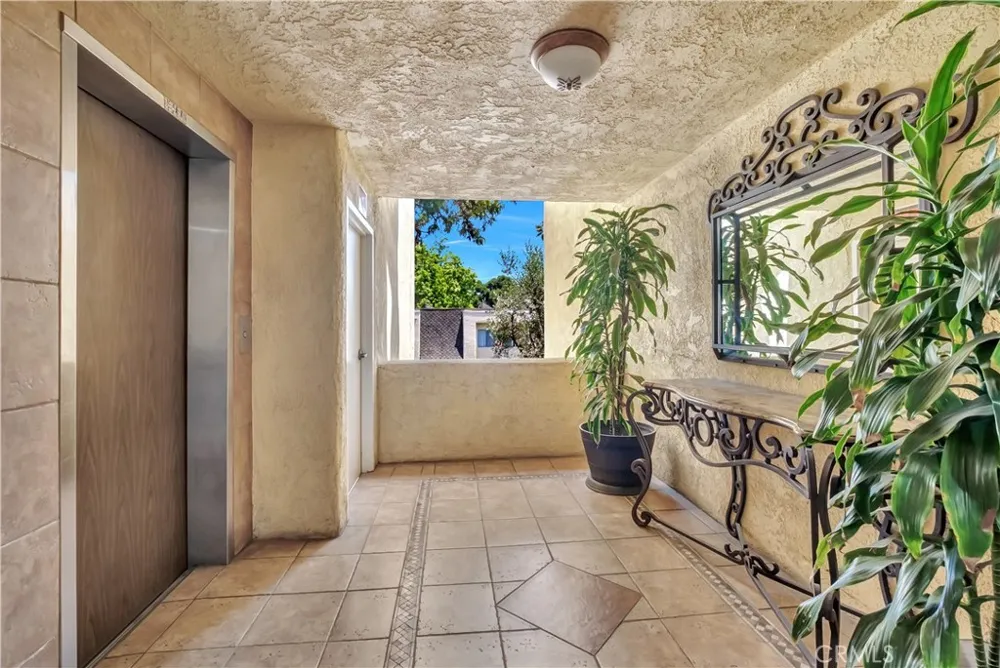 5257 Radford Avenue #208 Valley Village, CA 91607