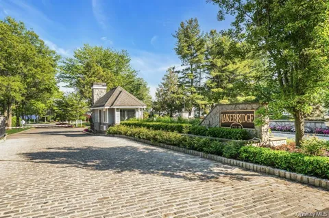 38 Lakebridge Drive S