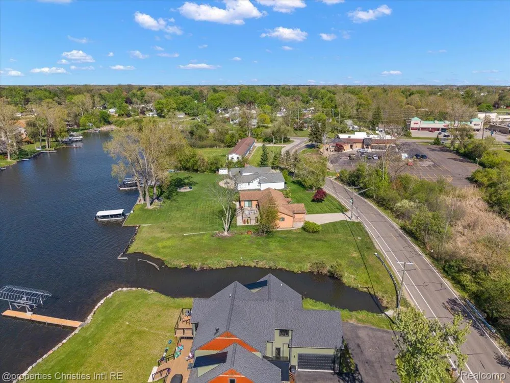 188 Wolverine Drive Wolverine Lake Village, MI 48390