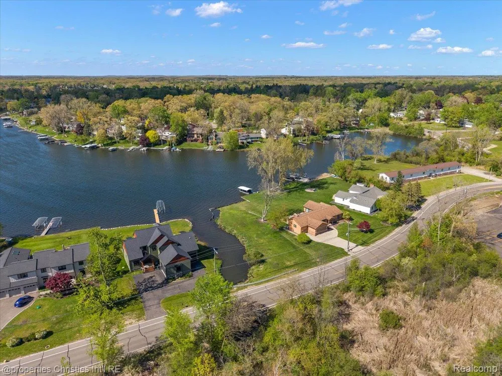 188 Wolverine Drive Wolverine Lake Village, MI 48390