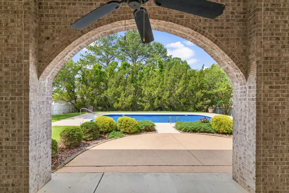 101 E Meadow Hill Dr Florence, AL 35633