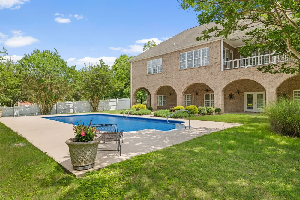 101 E Meadow Hill Dr Florence, AL 35633
