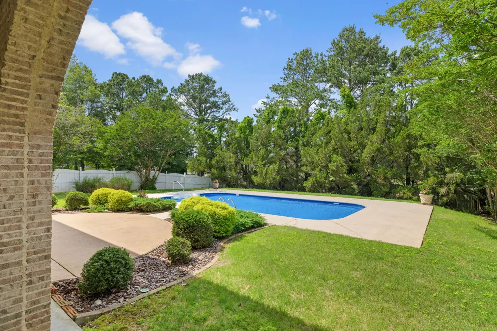 101 E Meadow Hill Dr Florence, AL 35633