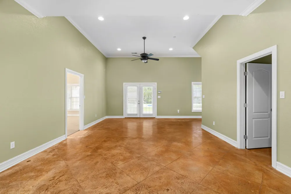 101 E Meadow Hill Dr Florence, AL 35633