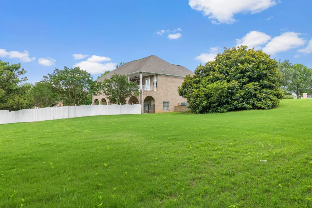 101 E Meadow Hill Dr Florence, AL 35633