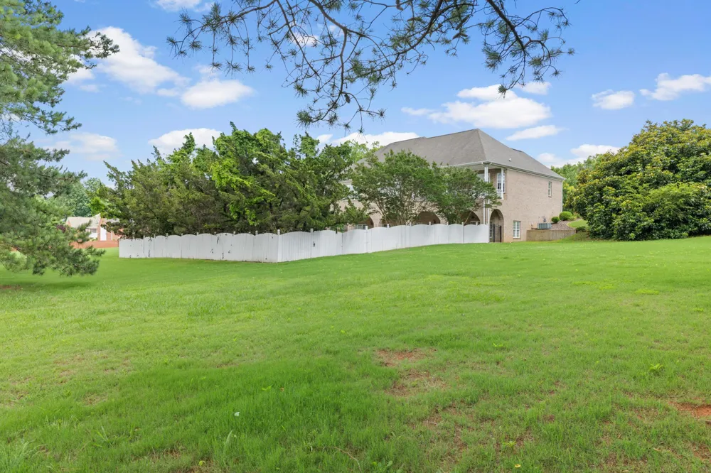 101 E Meadow Hill Dr Florence, AL 35633