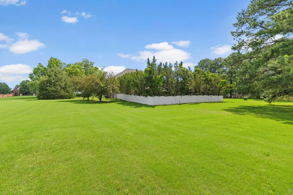 101 E Meadow Hill Dr Florence, AL 35633
