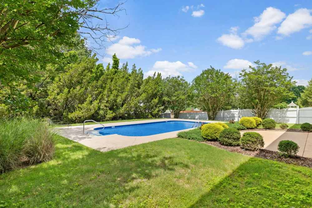 101 E Meadow Hill Dr Florence, AL 35633