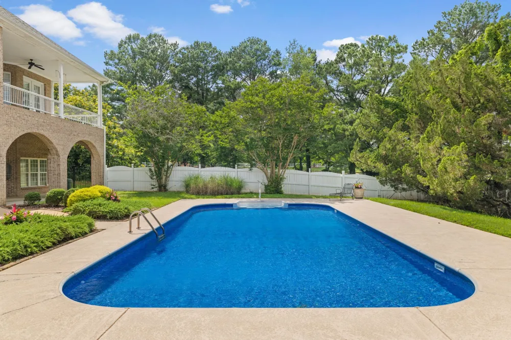 101 E Meadow Hill Dr Florence, AL 35633