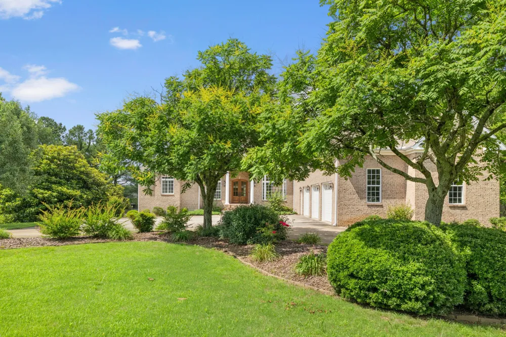 101 E Meadow Hill Dr Florence, AL 35633