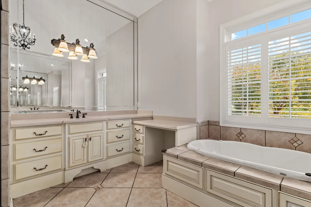 101 E Meadow Hill Dr Florence, AL 35633