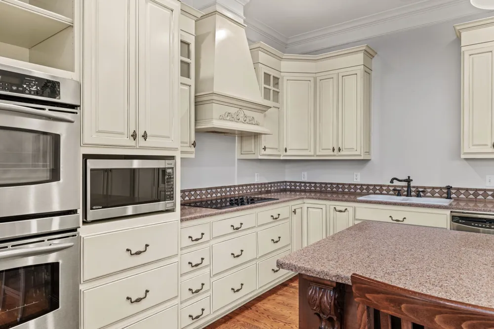 101 E Meadow Hill Dr Florence, AL 35633