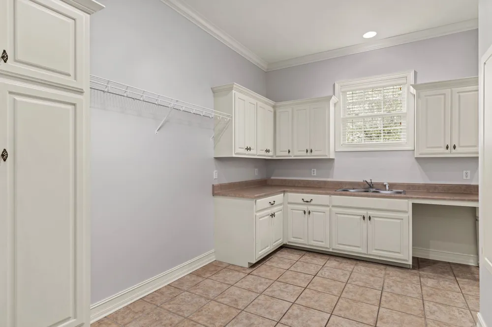 101 E Meadow Hill Dr Florence, AL 35633