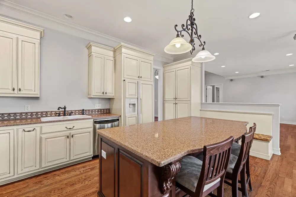 101 E Meadow Hill Dr Florence, AL 35633