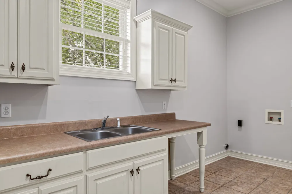 101 E Meadow Hill Dr Florence, AL 35633