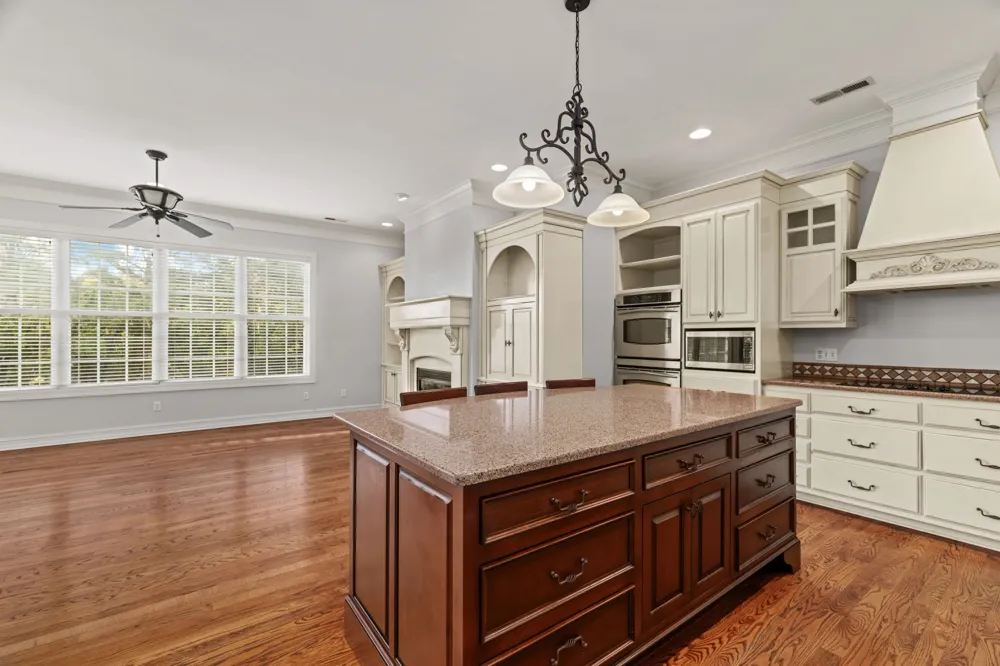 101 E Meadow Hill Dr Florence, AL 35633
