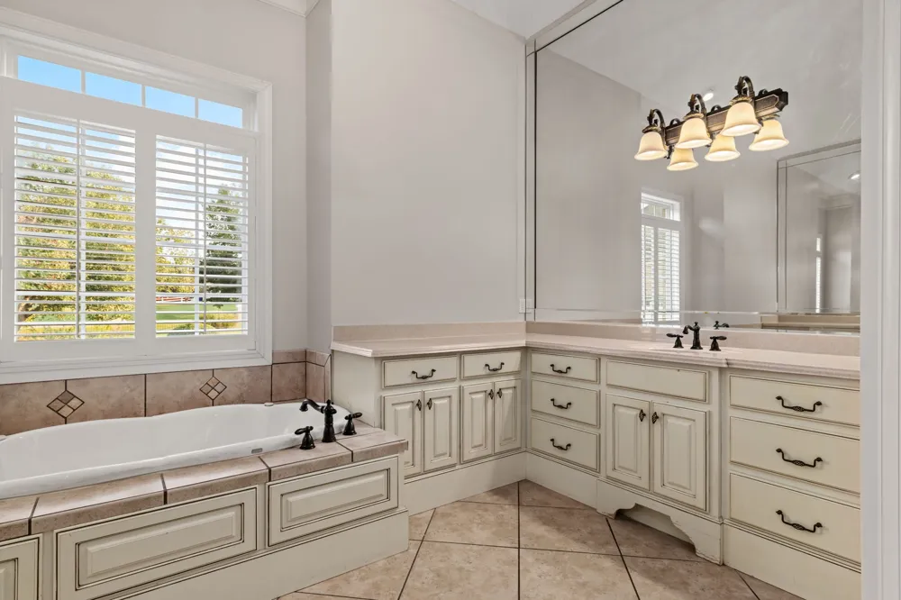 101 E Meadow Hill Dr Florence, AL 35633