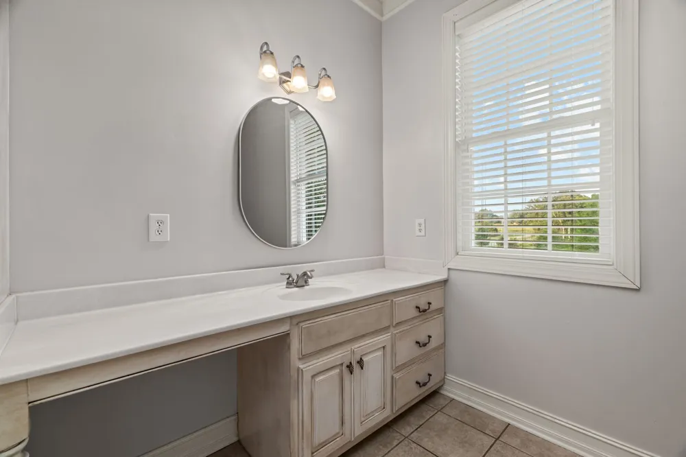 101 E Meadow Hill Dr Florence, AL 35633