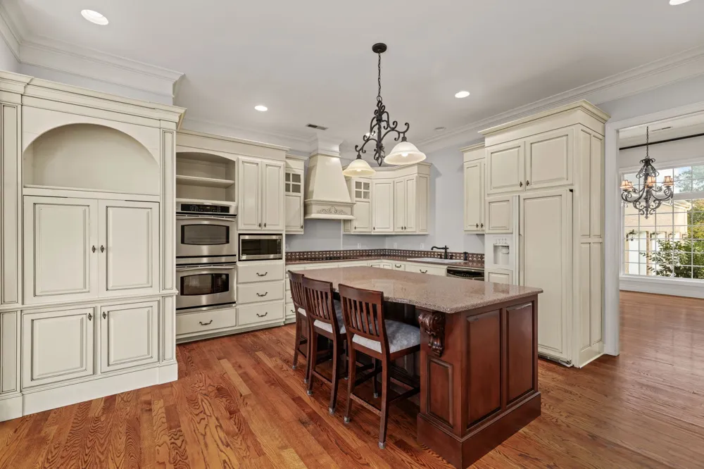 101 E Meadow Hill Dr Florence, AL 35633