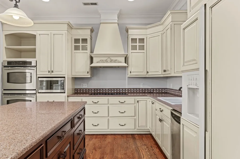 101 E Meadow Hill Dr Florence, AL 35633