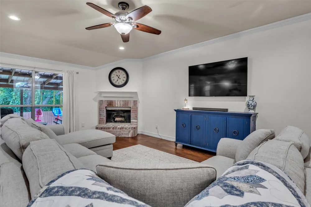 213 King Arthur Drive Weatherford, TX 76086