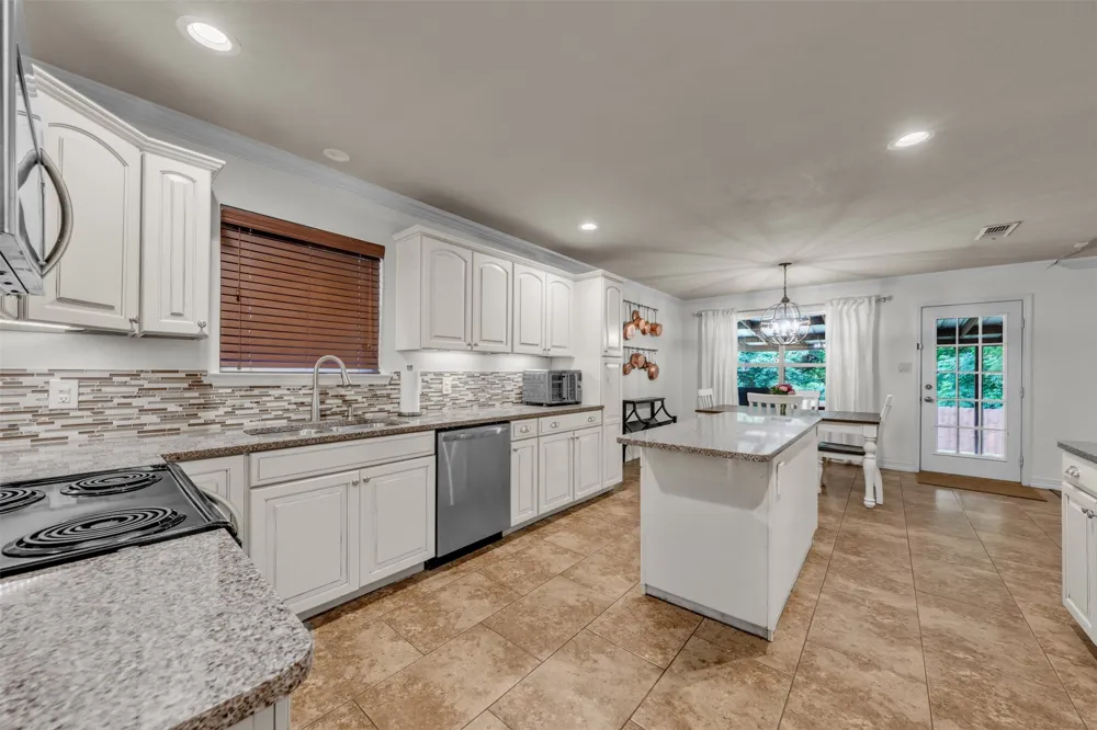 213 King Arthur Drive Weatherford, TX 76086