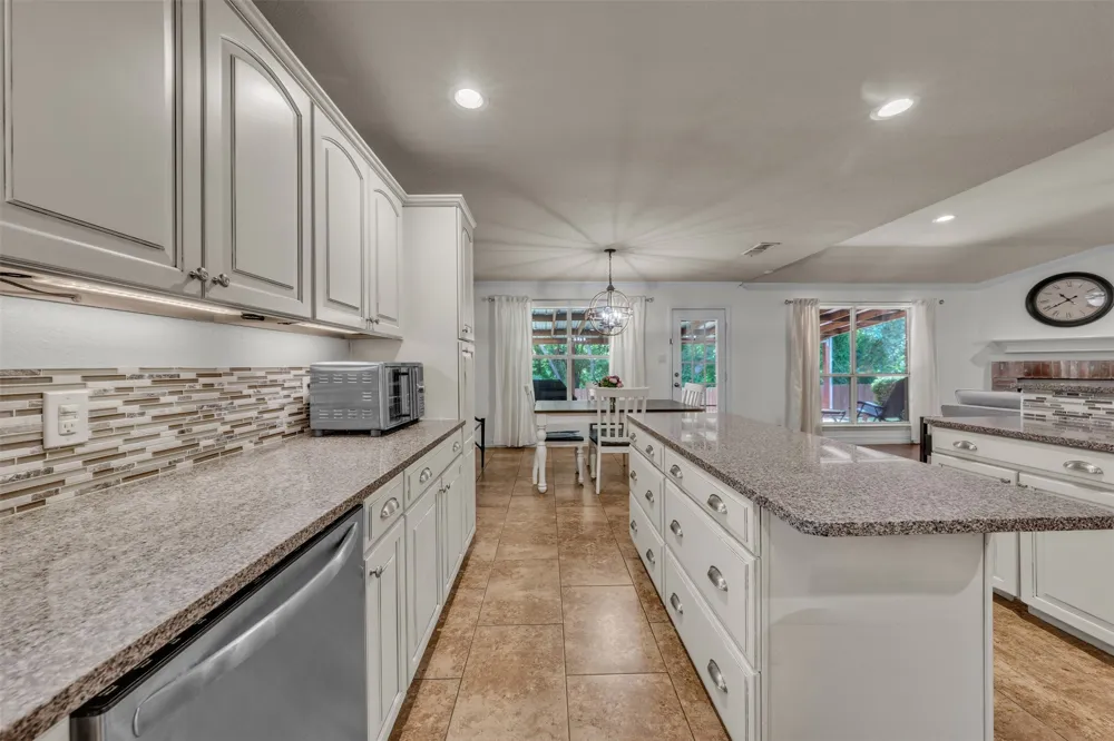 213 King Arthur Drive Weatherford, TX 76086