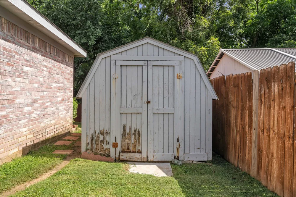 213 King Arthur Drive Weatherford, TX 76086