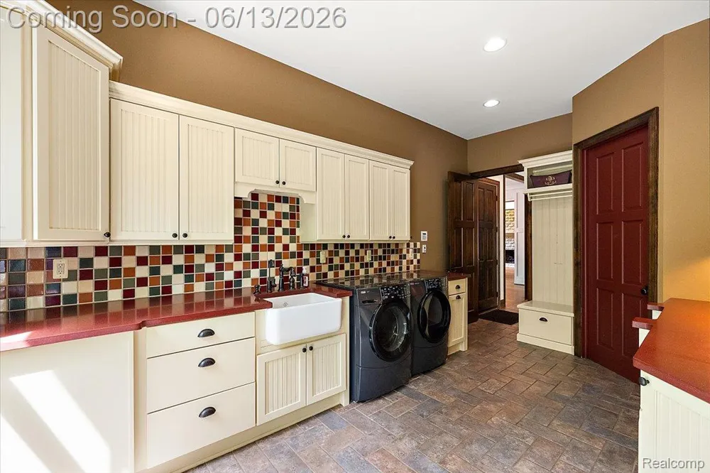 1600 S Hickory Ridge Trail Milford Charter Township, MI 48380